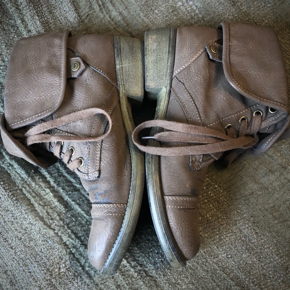 Gray-brown Rocket Dog brand fold-down, lace-up ankle boots. US size 9